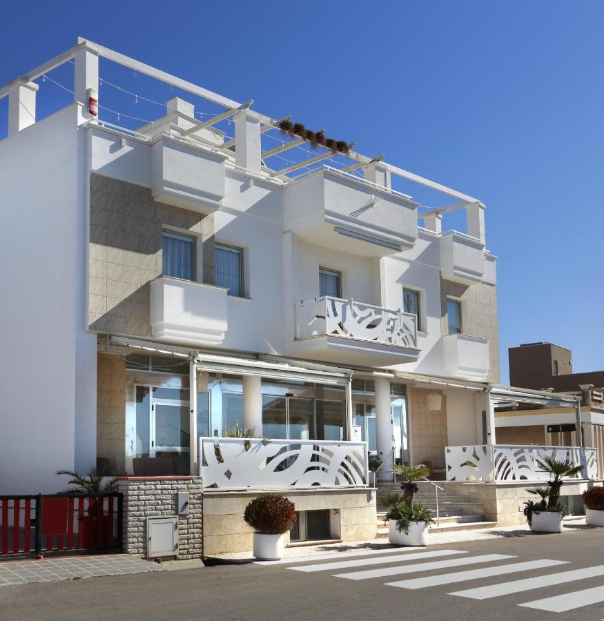 Piccadilly Rooms Restaurant And Beach ซานตามาเรีย อัล บาโญ ภายนอก รูปภาพ