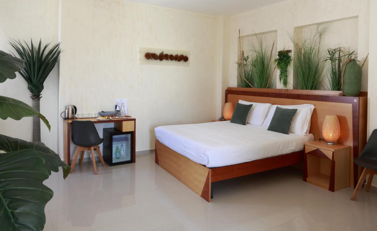 Piccadilly Rooms Restaurant And Beach ซานตามาเรีย อัล บาโญ ภายนอก รูปภาพ