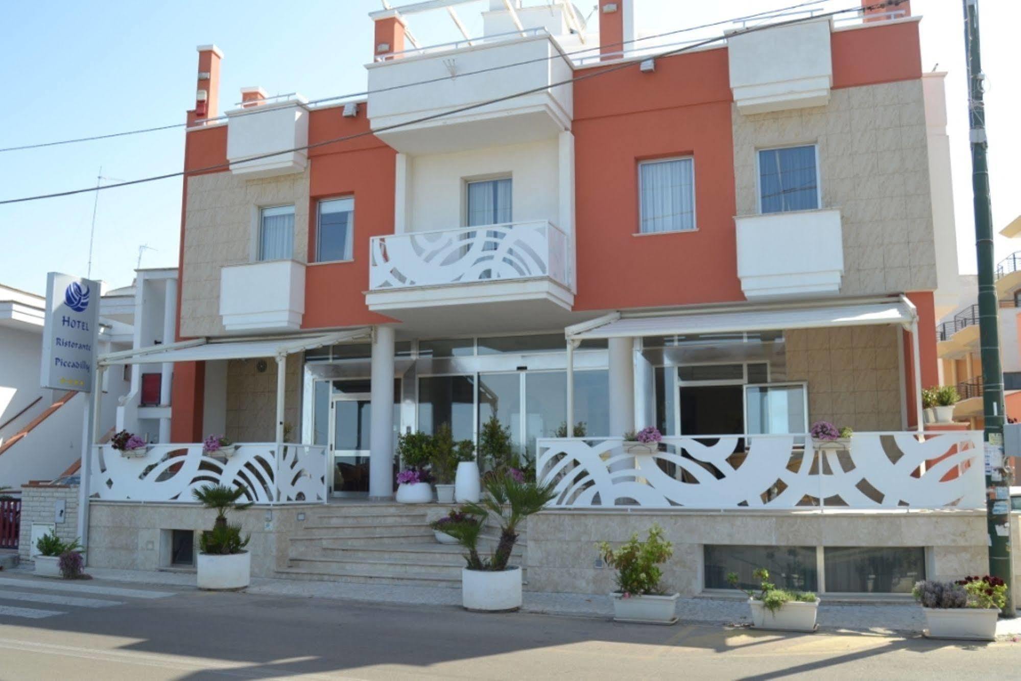 Piccadilly Rooms Restaurant And Beach ซานตามาเรีย อัล บาโญ ภายนอก รูปภาพ